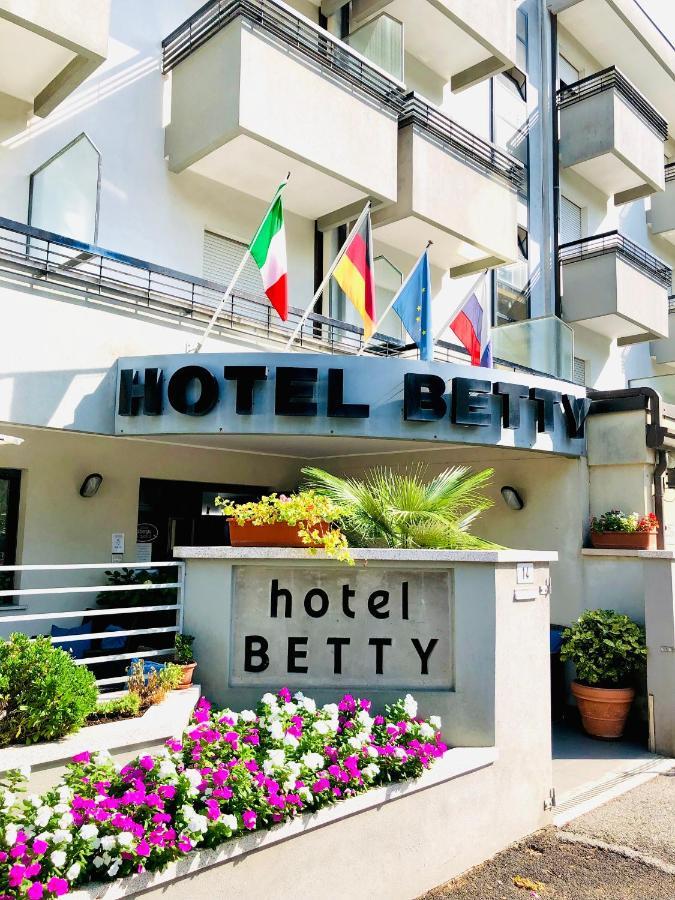 Hotel Betty Римини Екстериор снимка