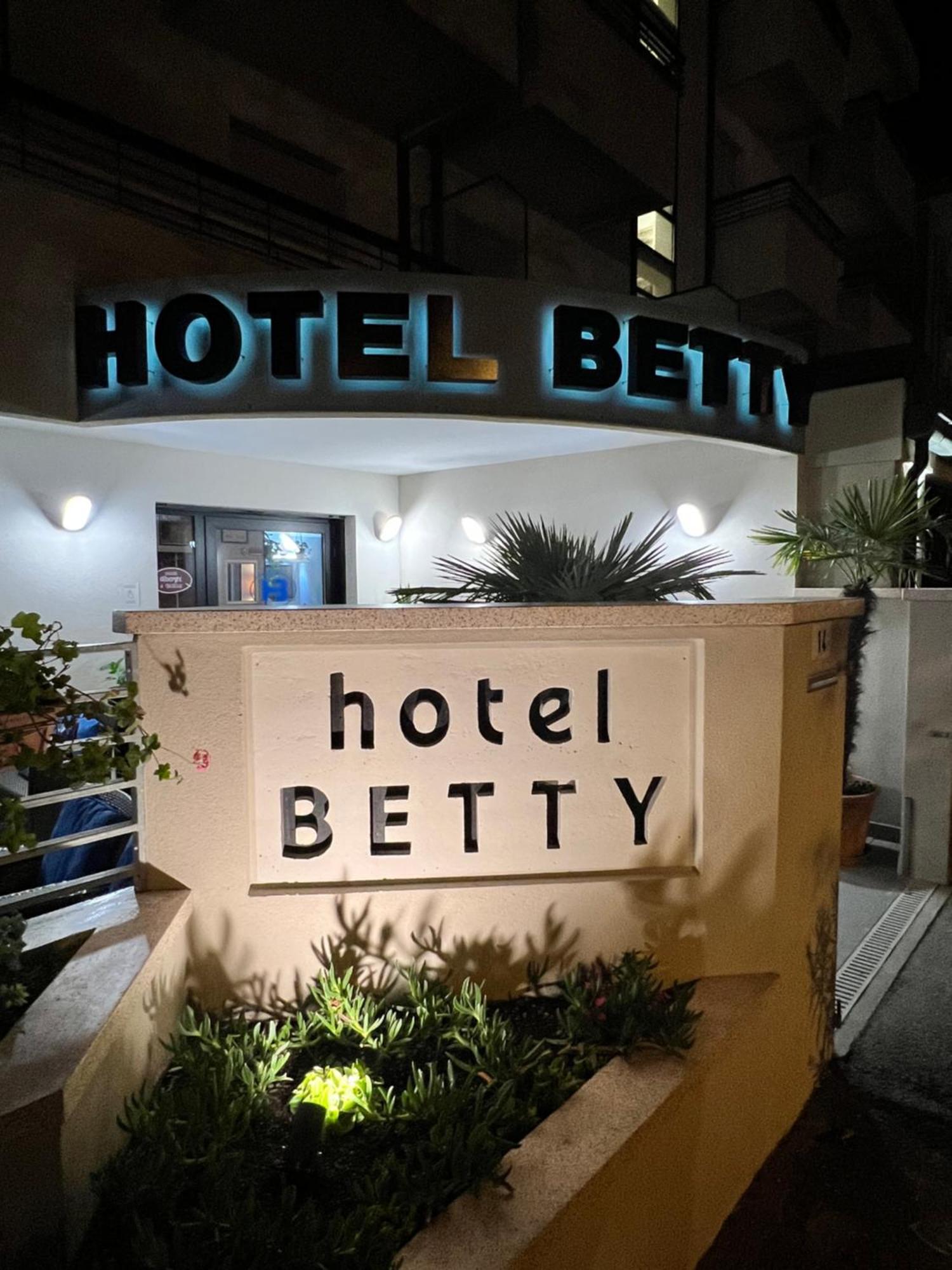 Hotel Betty Римини Екстериор снимка
