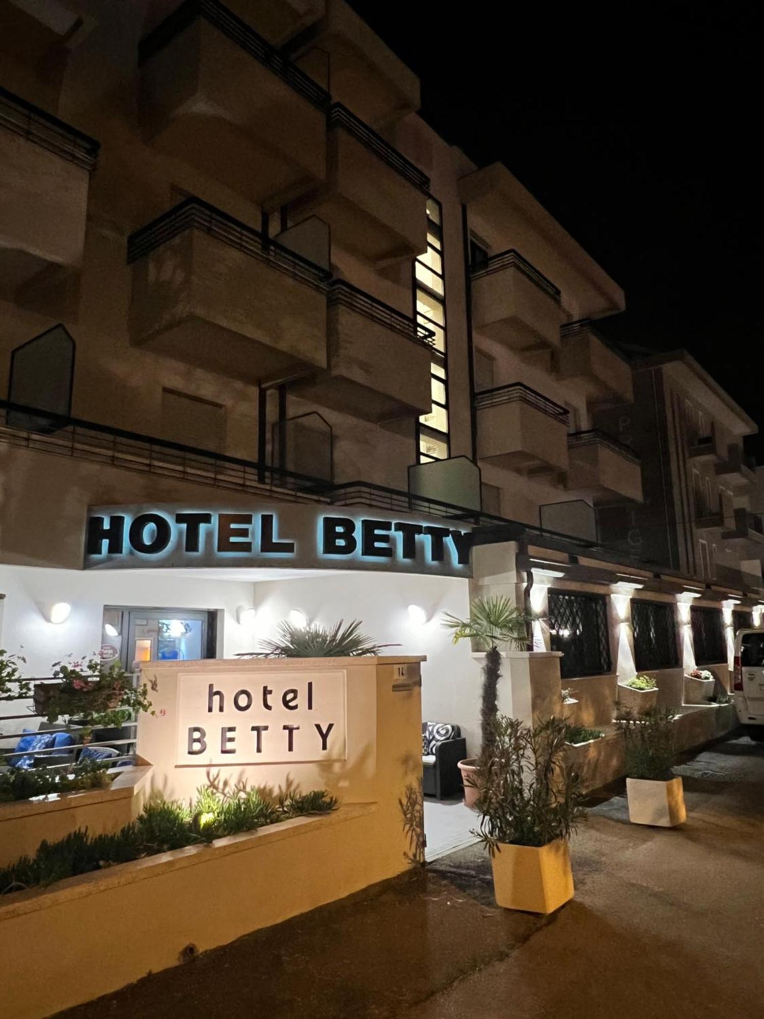 Hotel Betty Римини Екстериор снимка